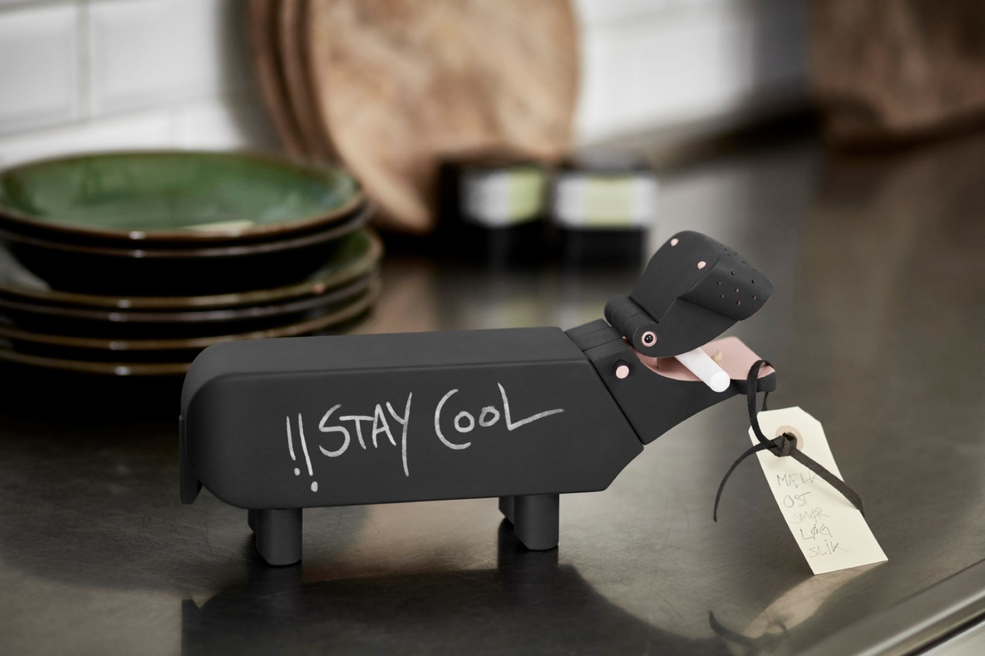 Schwarzes Flusspferd aus Holz von Kay Bojesen mit "Stay Cool" Schriftzug als Dekoobjekt.