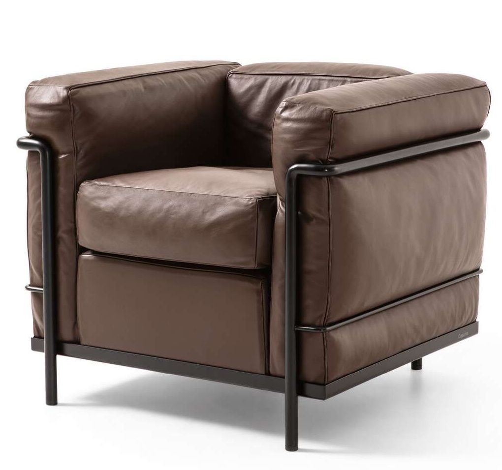 Brauner Cassina Grand Confort Sessel mit schwarzem Stahlrahmen, modernes Design für Wohnzimmer und Büro.