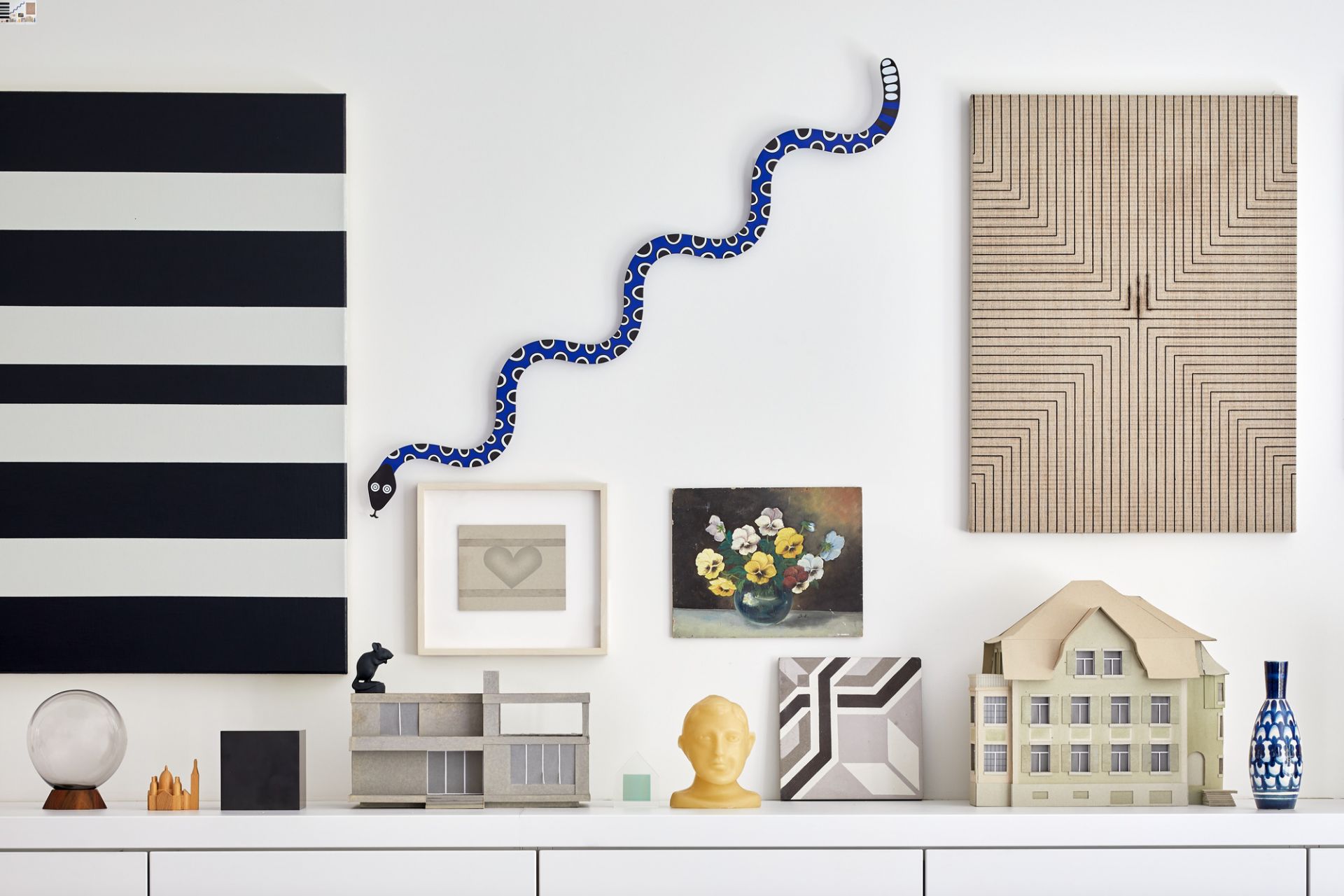 Dekorative blaue Schlange "Magic Snake" Wandrelief von Vitra, Teil einer modernen Wanddekoration.