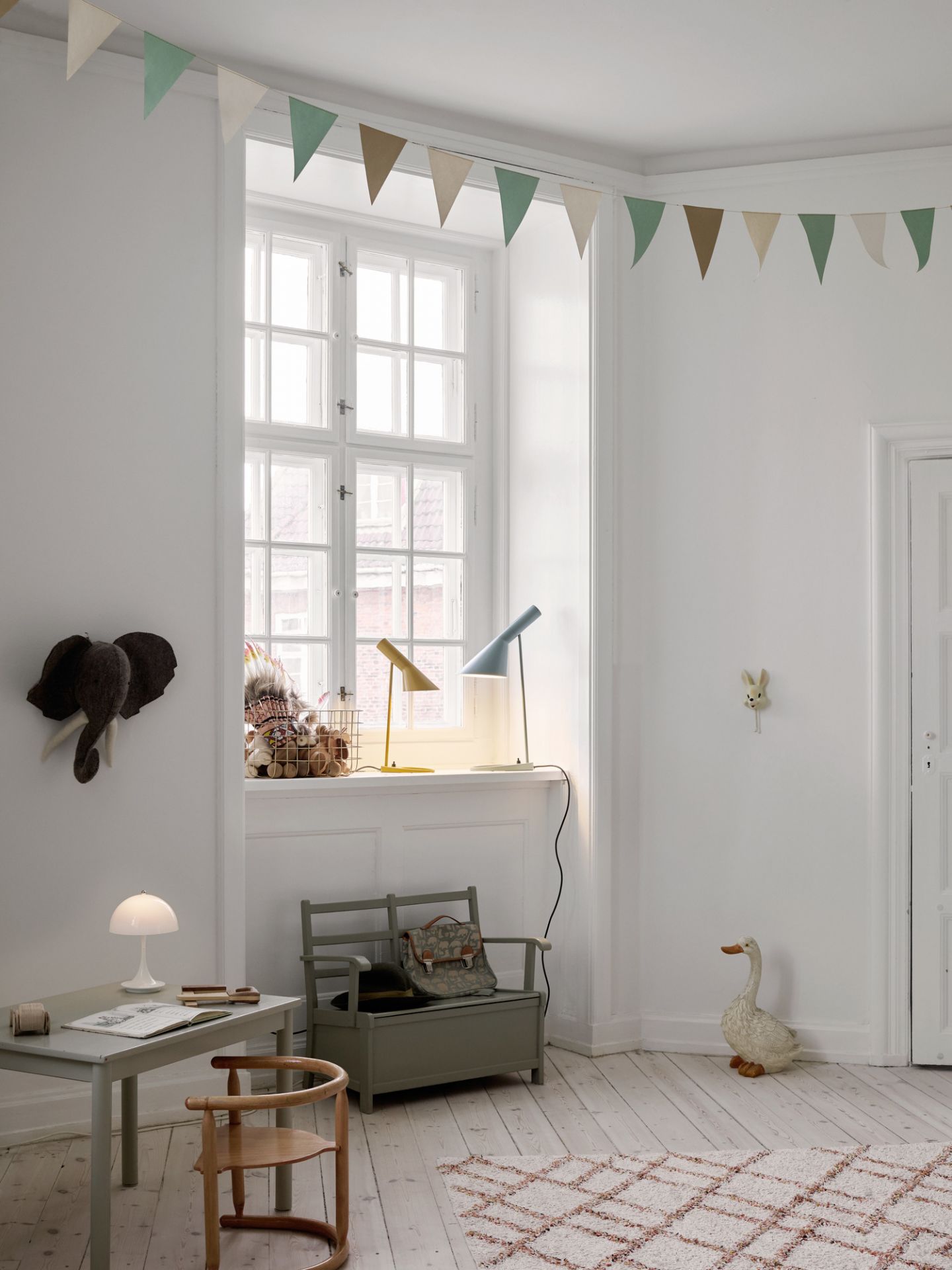 Panthella Portable Akku LED-Tischleuchte von Louis Poulsen in einem Kinderzimmer, Opal grau.