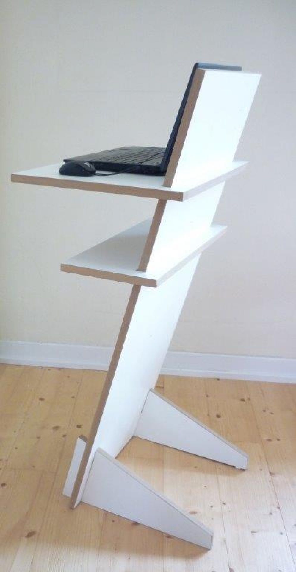 Weißer Tojo Stehpult mit Laptop und Maus auf der oberen Ablagefläche. Ergonomisches Arbeiten.