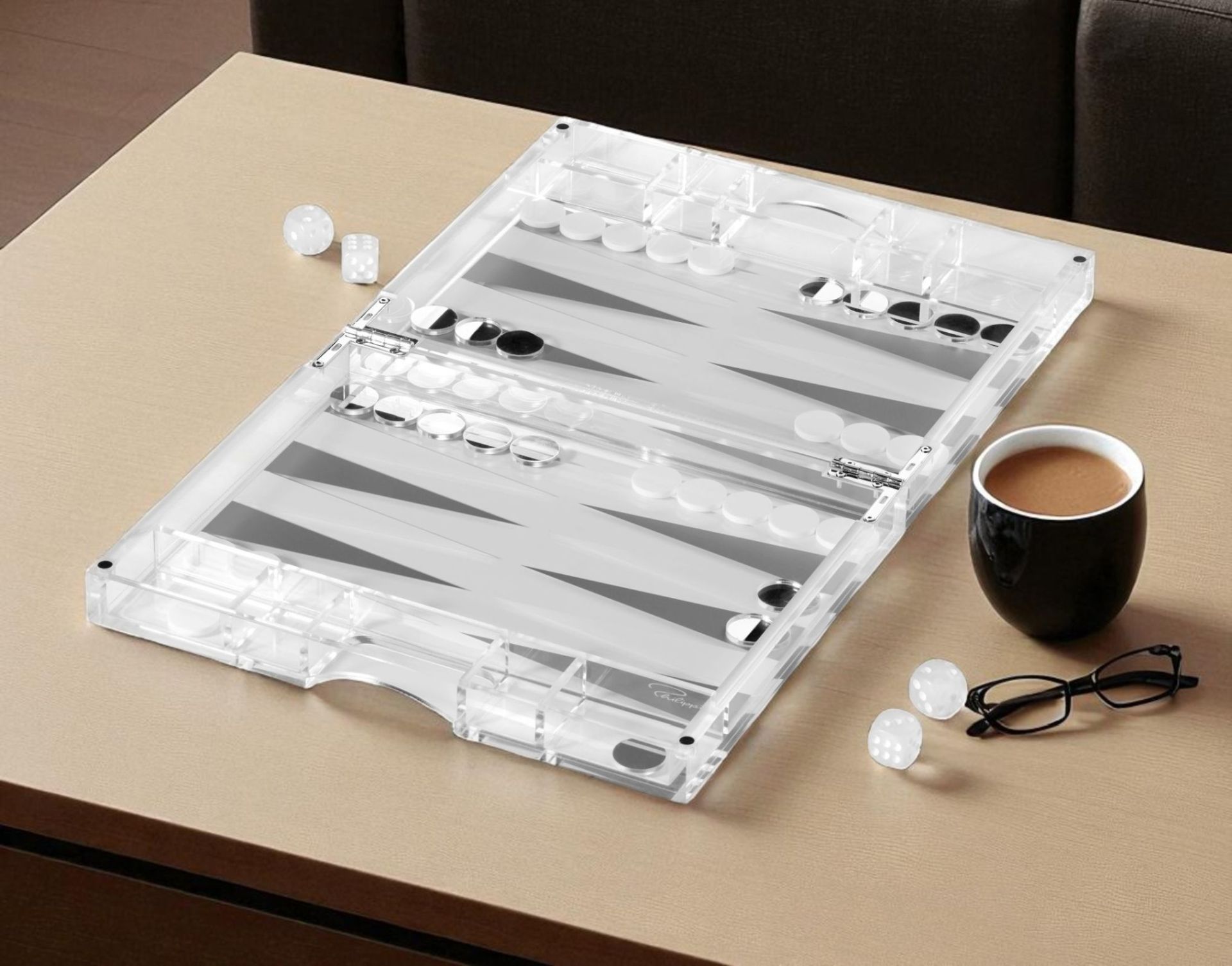 YAP Backgammon Spiel von Philippi aus Acryl mit Würfeln, Steinen, Brille und Kaffeetasse.