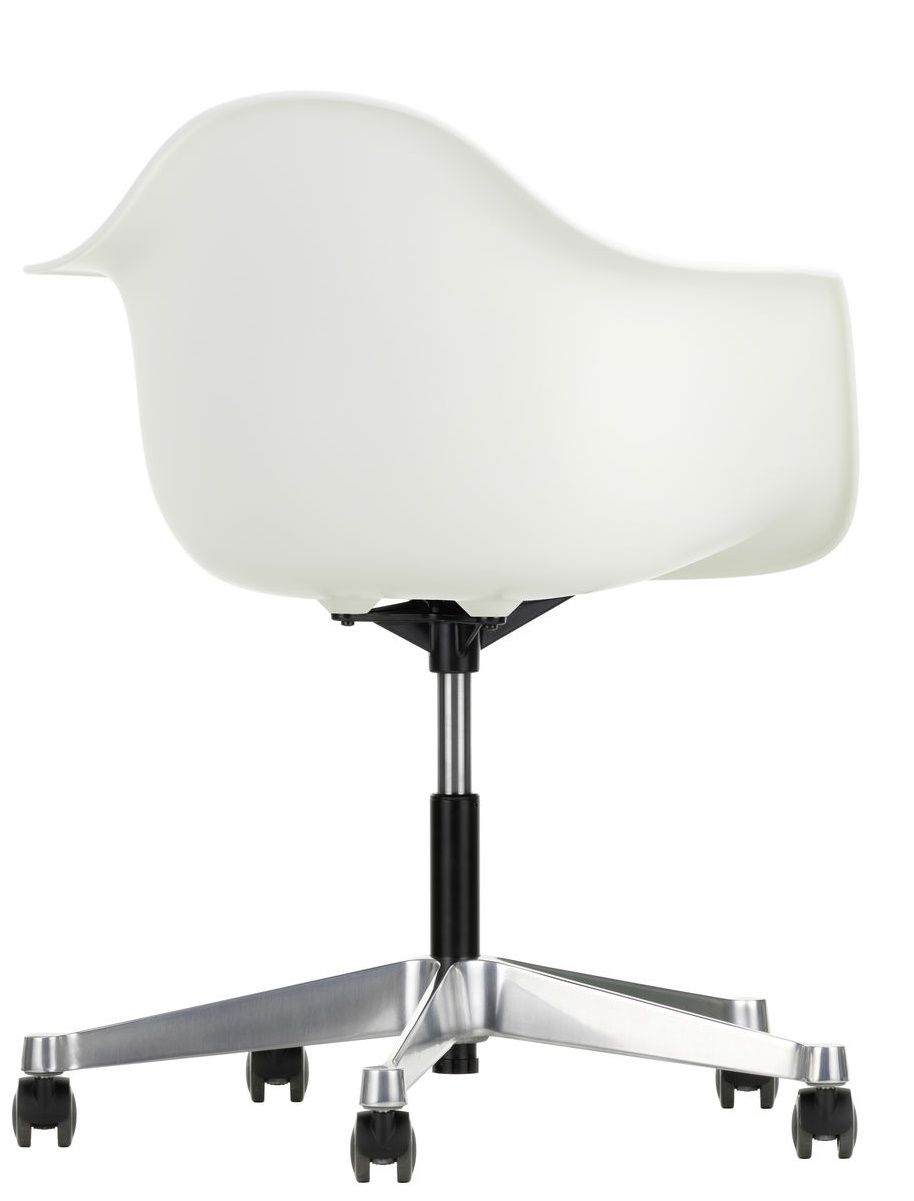 Weißer Eames Plastic Arm Chair PACC Stuhl von Vitra mit Rollen und silbernem Fußkreuz, Detailansicht.