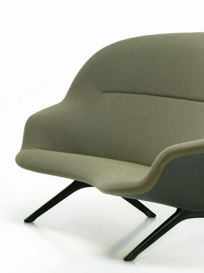 Nahaufnahme des Abalon Sofas von Vitra mit olivgrünem Stoffbezug und schwarzem Fußgestell.