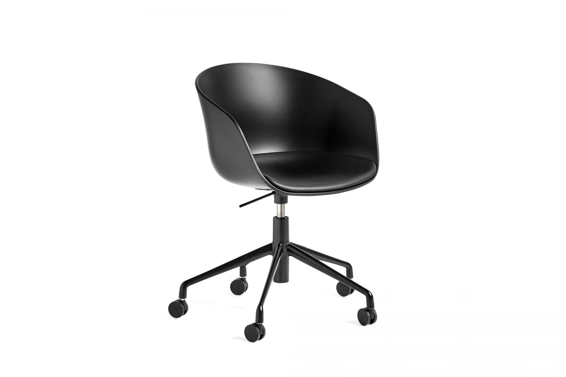 Schwarzer About a Chair AAC52 Drehstuhl von Hay mit Rollen vor neutralem Hintergrund.
