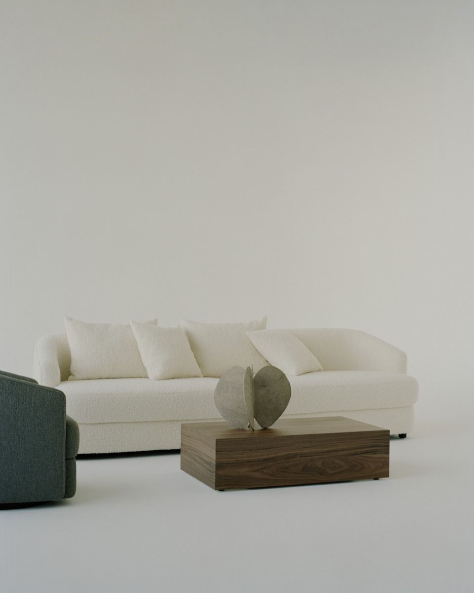 Covent Sofa von New Works: Weißes, modernes Sofa mit Kissen und passendem Sessel.