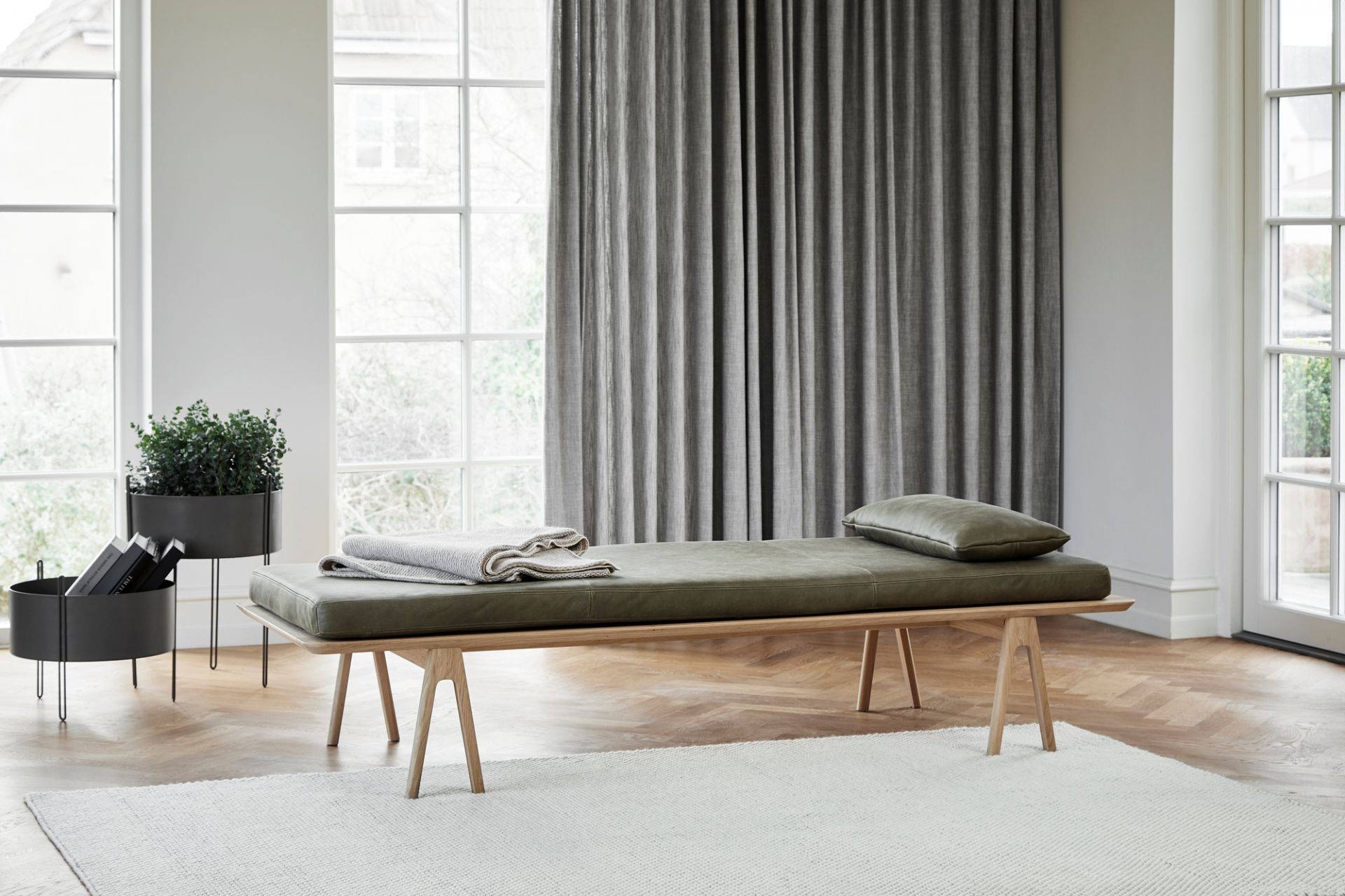 Schwarzer Pidestall Pflanztopf Medium von Woud mit Pflanze und Büchern im modernen Wohnzimmer.