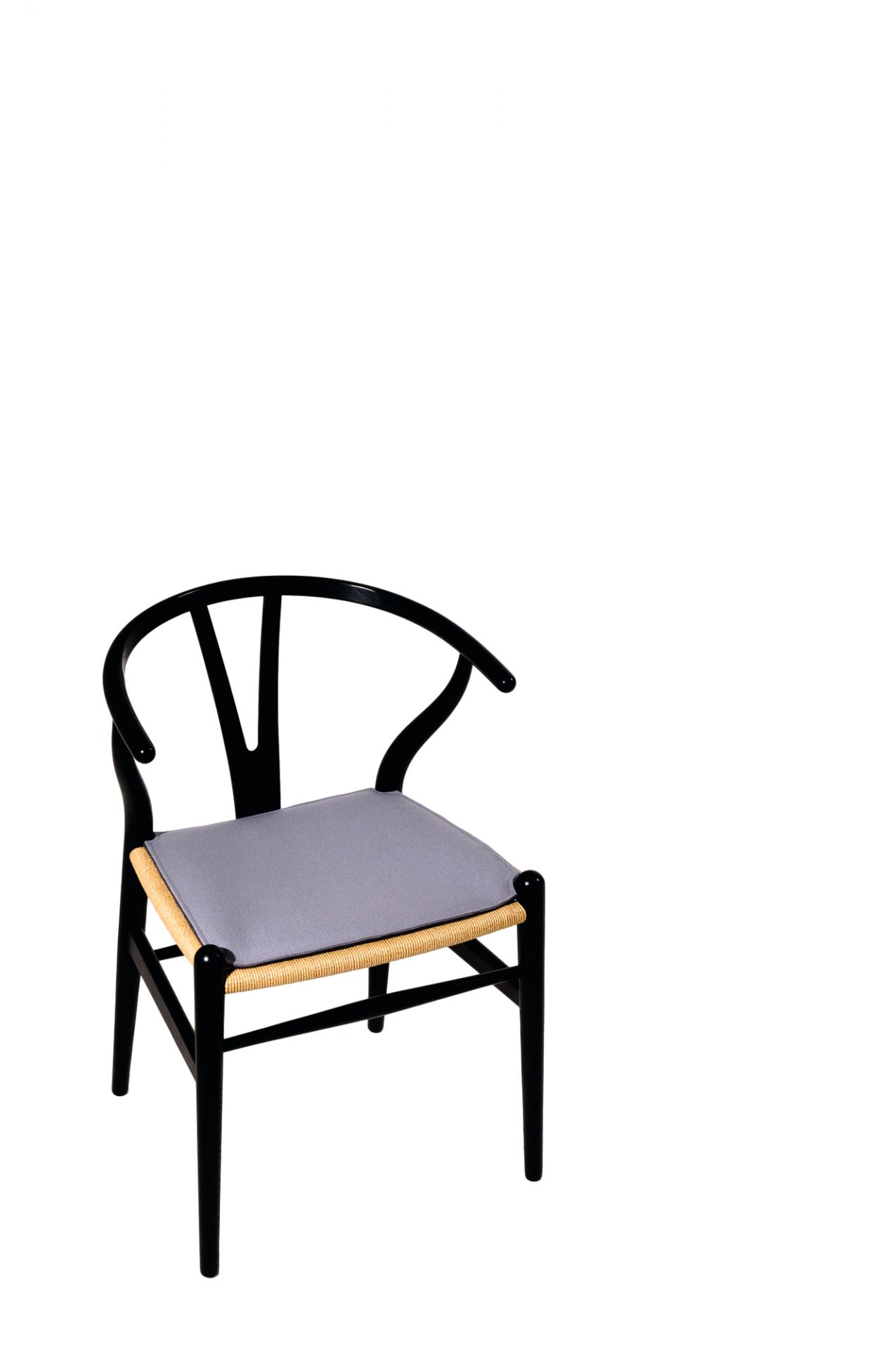 Wishbone Chair mit wollweißer Filz Sitzauflage "Parkhaus Berlin" für bequemes Sitzen.