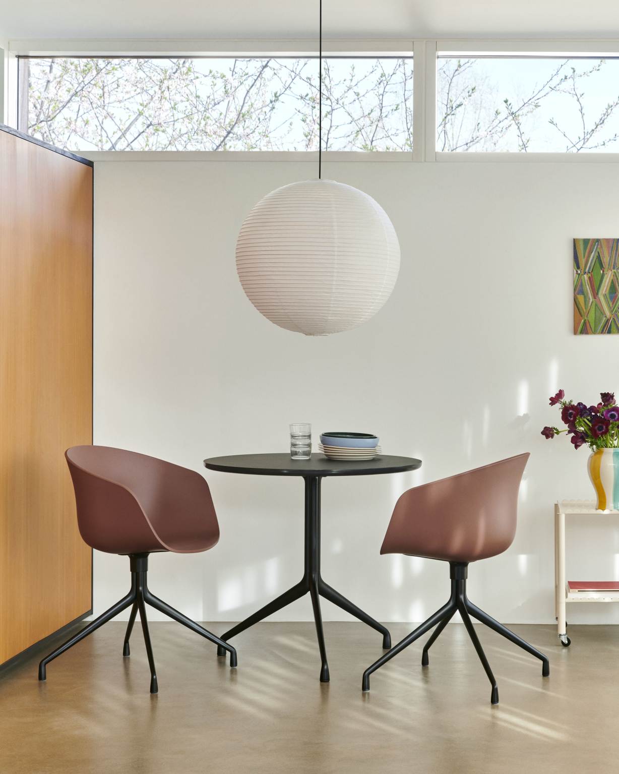 Brauner About A Chair AAC20 Stuhl von Hay am Esstisch, modernes Design.