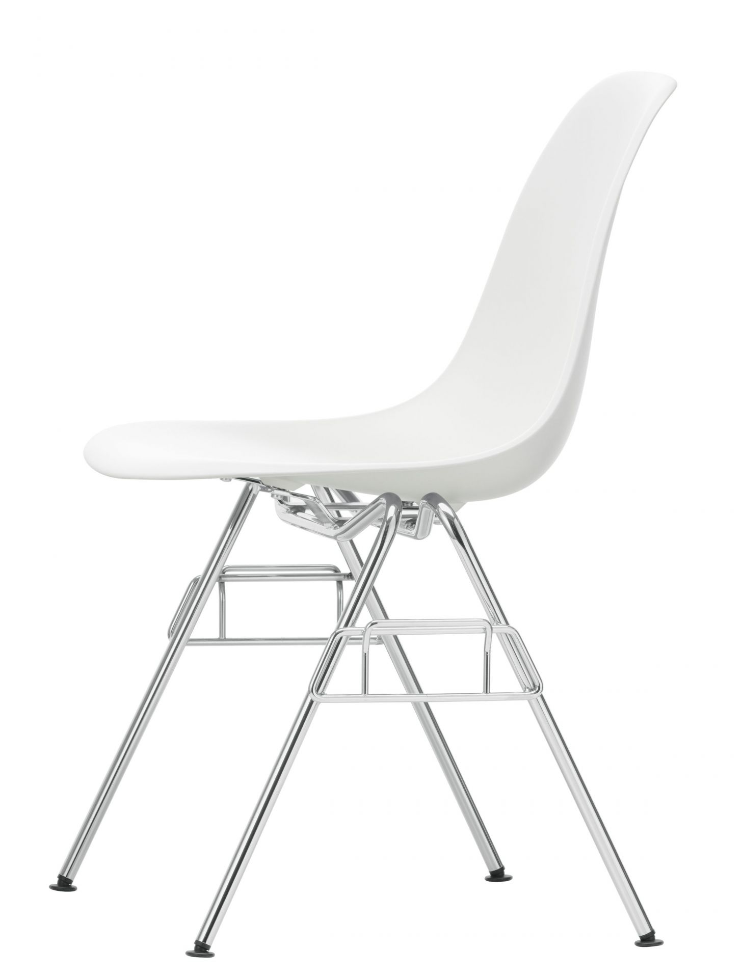 Vitra Eames Plastic Side Chair DSS Stuhl in Weiß mit verchromtem Stahlgestell, Seitenansicht.