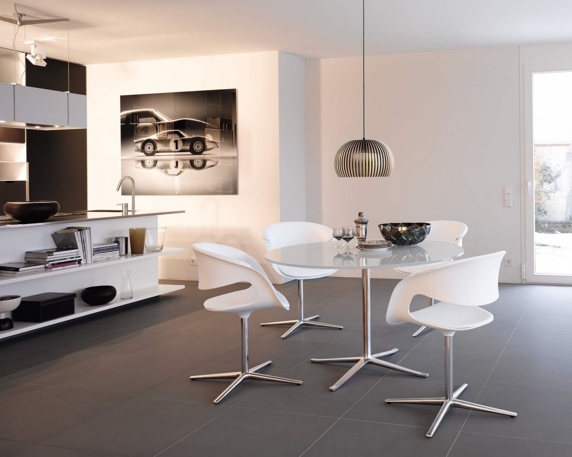 Moderner Essbereich mit vier weißen Lox Drehstühlen von Walter Knoll und rundem Glastisch.