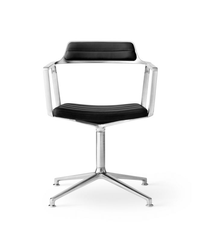 Vipp Stuhl 452 mit schwarzem Leder und Drehfuß aus poliertem Aluminium, Frontansicht.