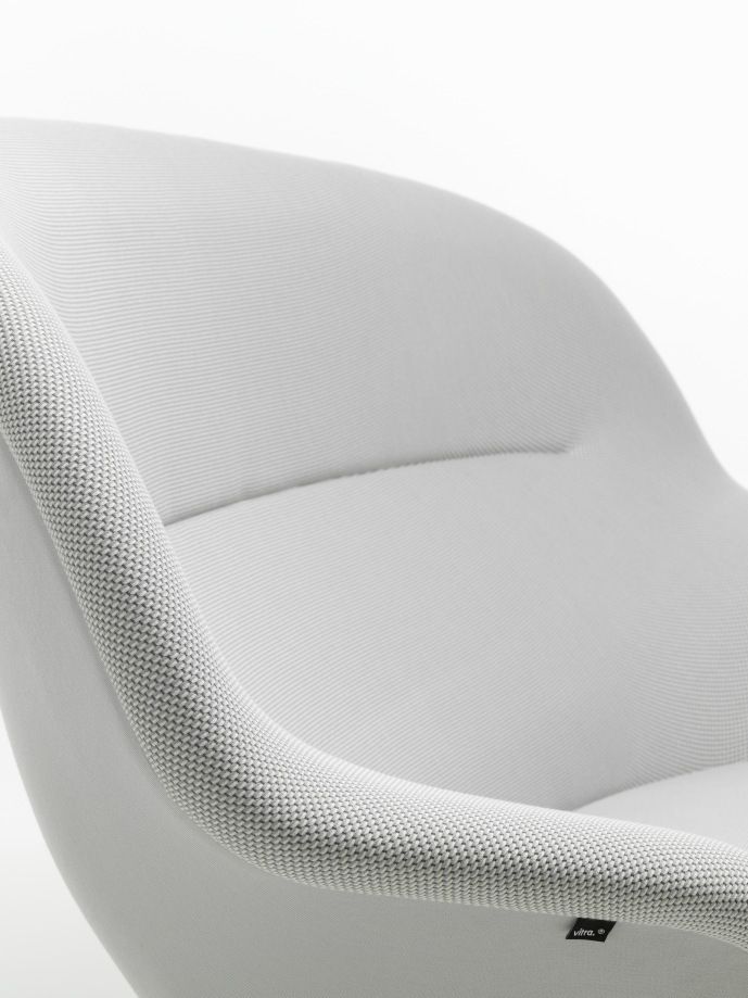 Detailaufnahme des hellgrauen Vitra Abalon Sofas mit feiner Stoffstruktur und Armlehne.