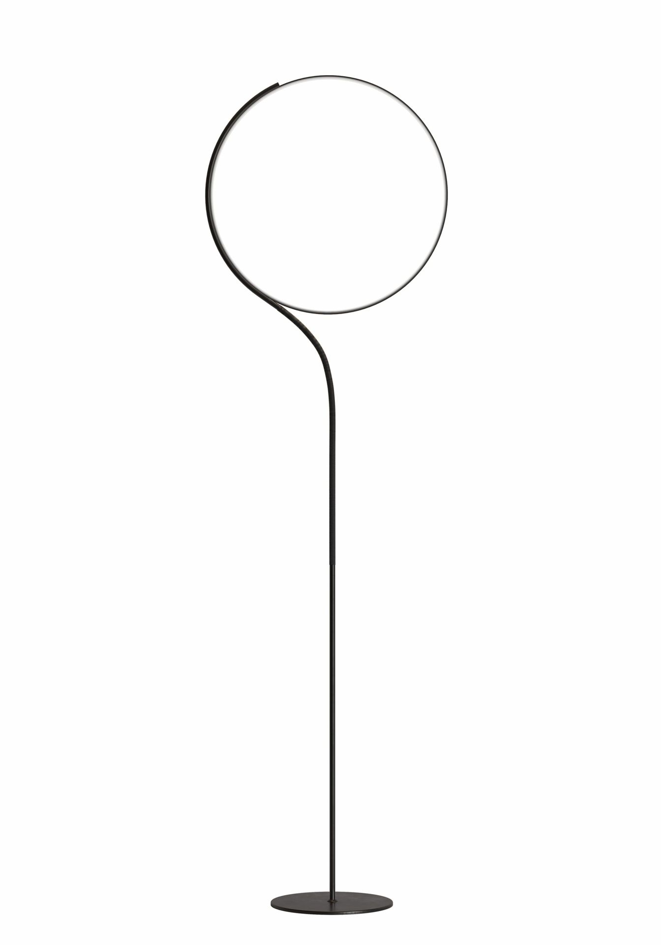 Poise Stehleuchte von Kdln: Moderne Bodenleuchte mit kreisförmigem Lampenschirm und schlankem, schwarzem Gestell.