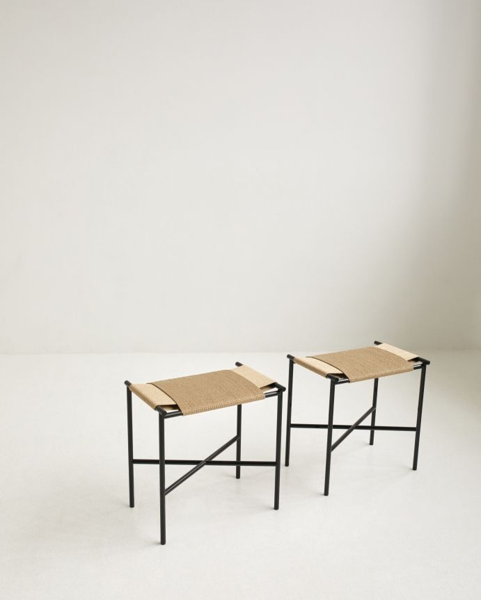 Zwei Vent Hocker von Skagerak by Fritz Hansen mit schwarzem Gestell und geflochtener Sitzfläche.