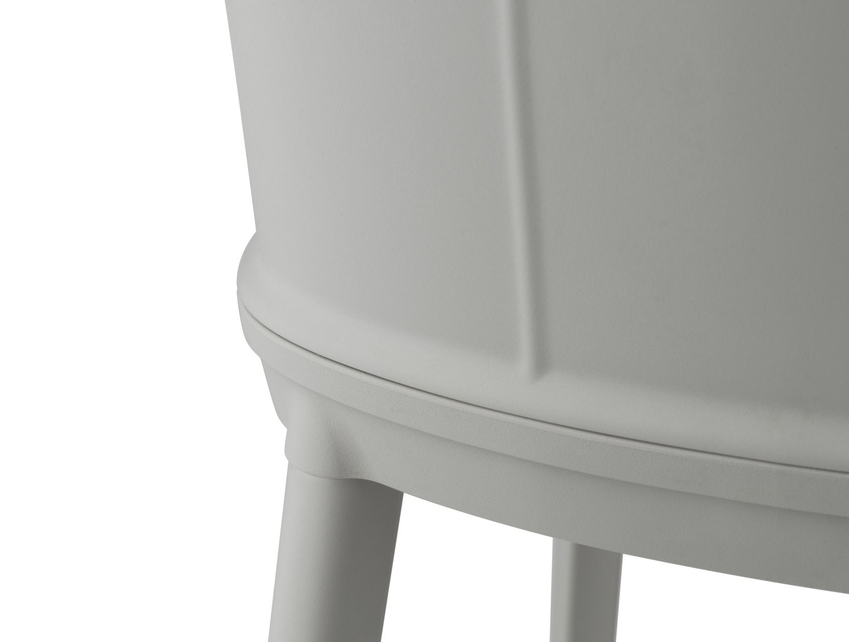 Detailaufnahme des Allez Chair PP Stuhls von Normann Copenhagen in Grau, Fokus auf Sitzfläche und Beine.