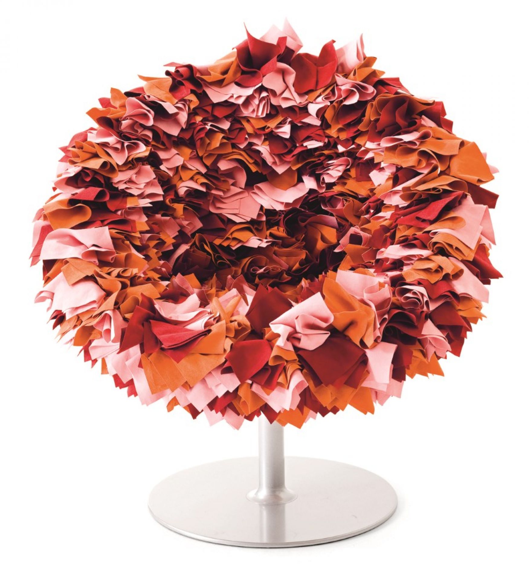 Moroso Bouquet Sessel mit rotem und orangefarbenem Stoffbezug auf silbernem Fuß. Designermöbel für Wohnzimmer.