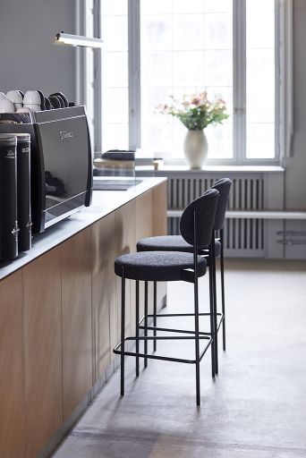 Zwei Series 430 Barhocker von Verpan in Schwarz/Remix 123 am Tresen, modernes Design für Küche oder Bar.
