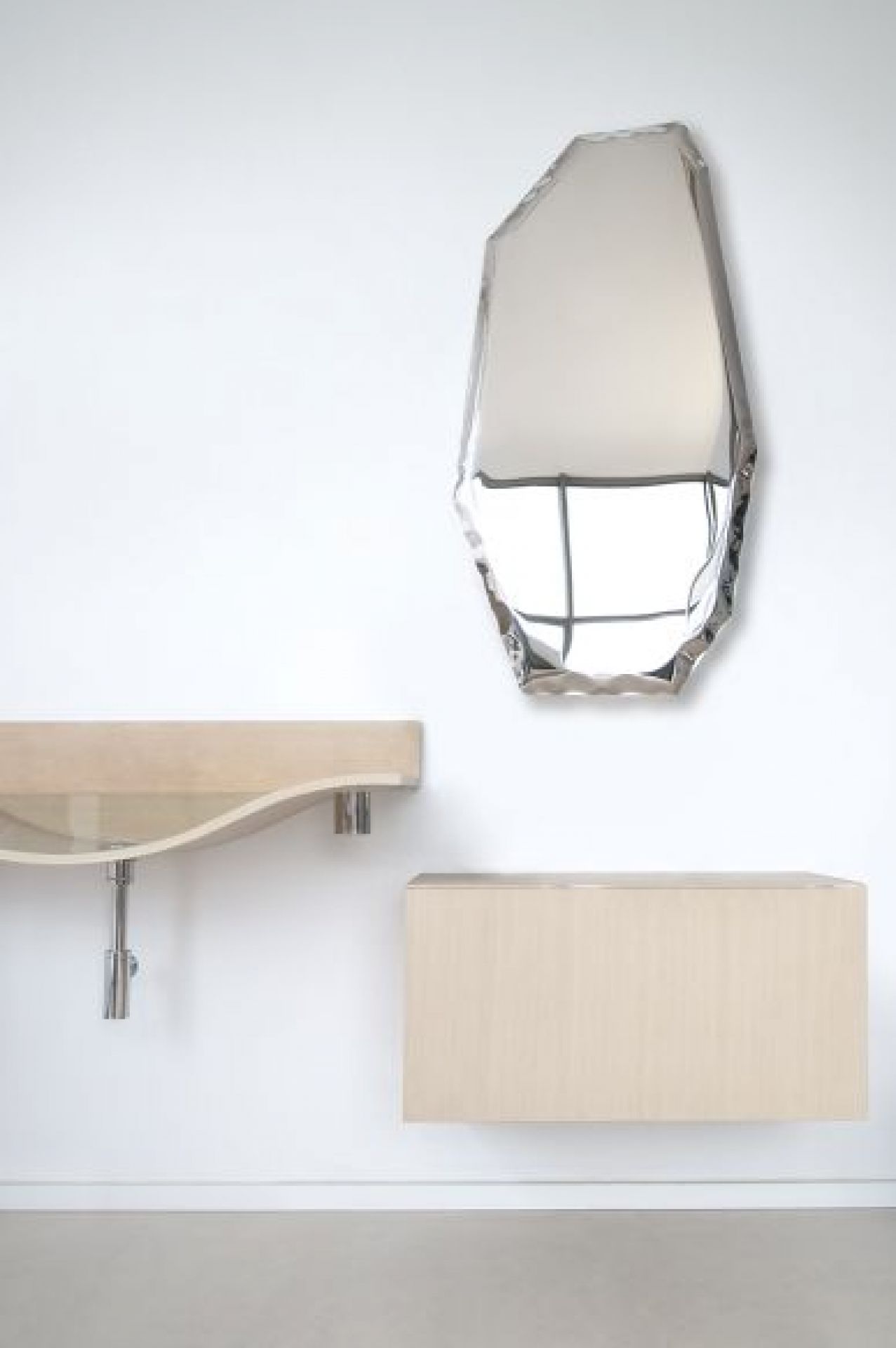 Tafla Spiegel an der Wand, ein moderner Design-Spiegel für Badezimmer und Wohnräume.