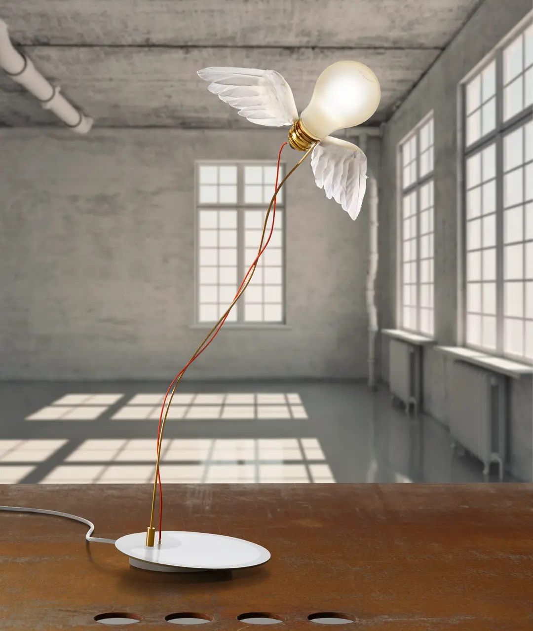 Flügel Lampe: Tischleuchte mit Glühbirne und Flügeln, modernes Design für Wohnzimmer und Büro.