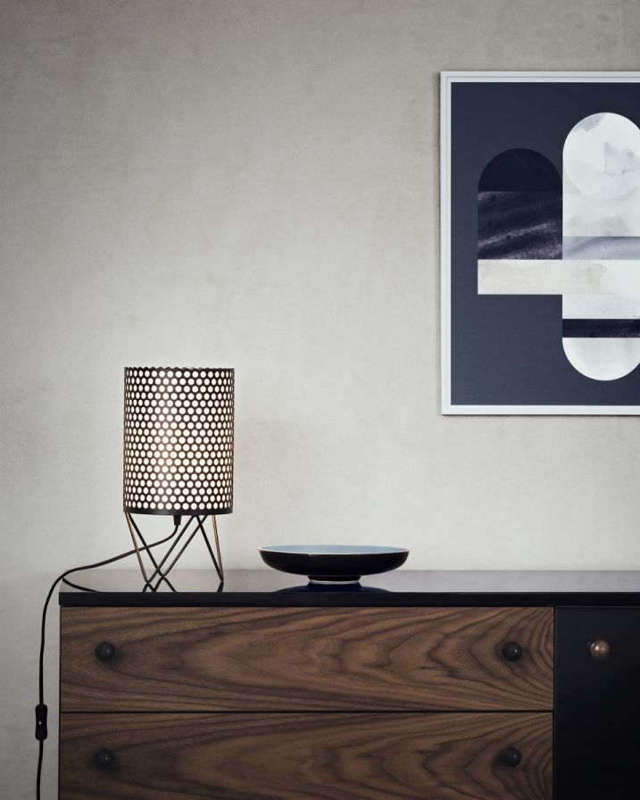 Nahaufnahme des Gubi Sideboards 62 mit Lampe und Schale als Dekoration.