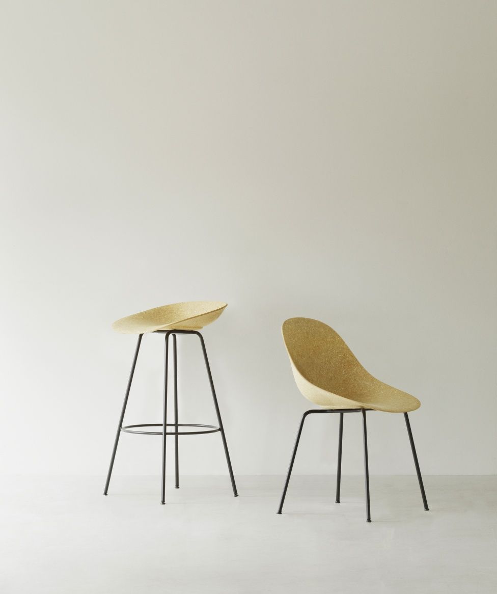 Normann Copenhagen Mat Chair Steel Stuhl und Barhocker in Beige mit schwarzem Stahlgestell.