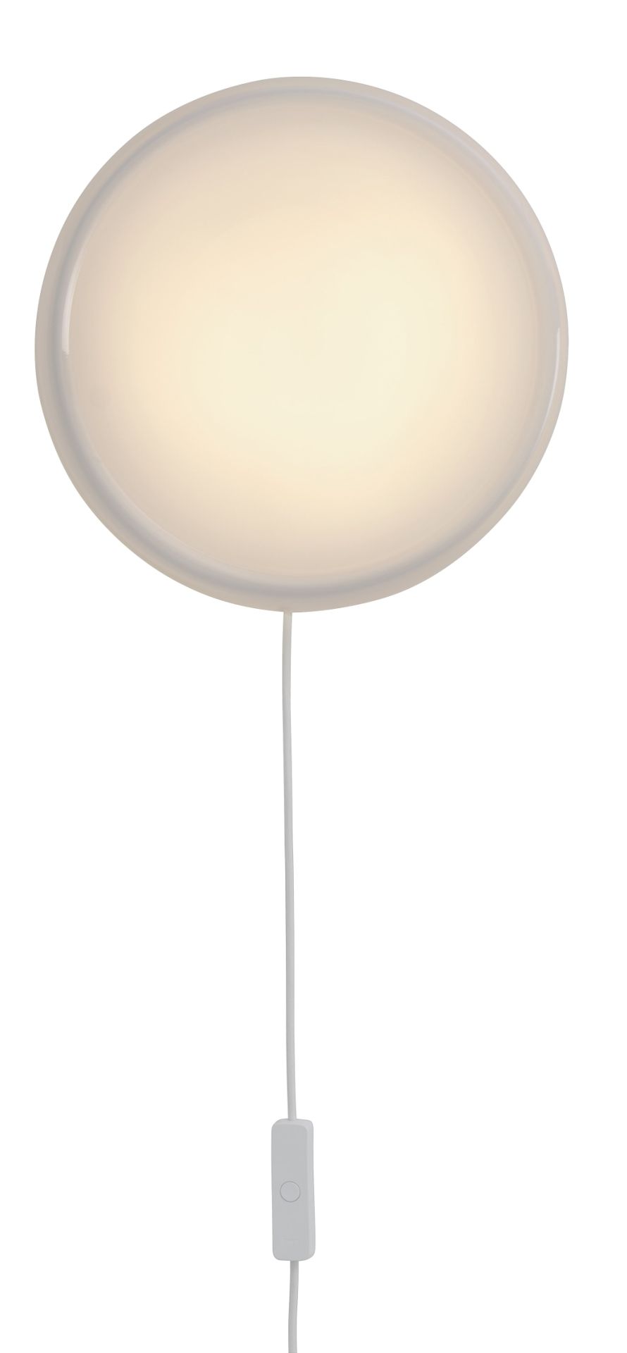 Weiße Muuto Looped Wandleuchte mit Kabel und Schalter, modernes Design für Wohnzimmer und Schlafzimmer.
