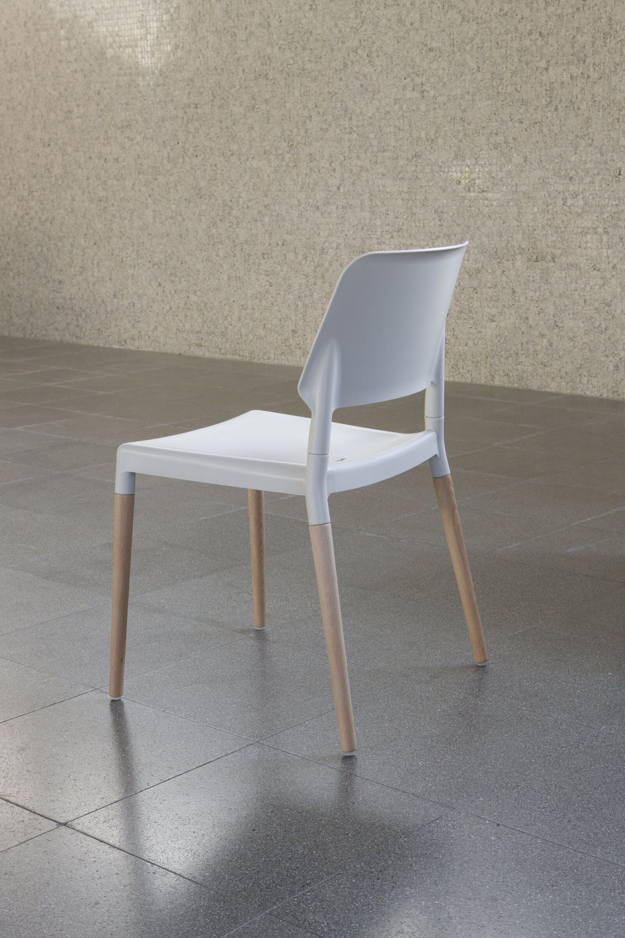 Weißer Stuhl mit Holzbeinen, moderner Esszimmerstuhl für Küche und Wohnzimmer, Rückansicht.