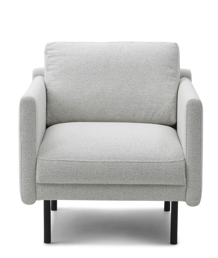 Frontansicht des hellgrauen Rar Lounge Chair Sessels von Normann Copenhagen mit schwarzen Füßen.