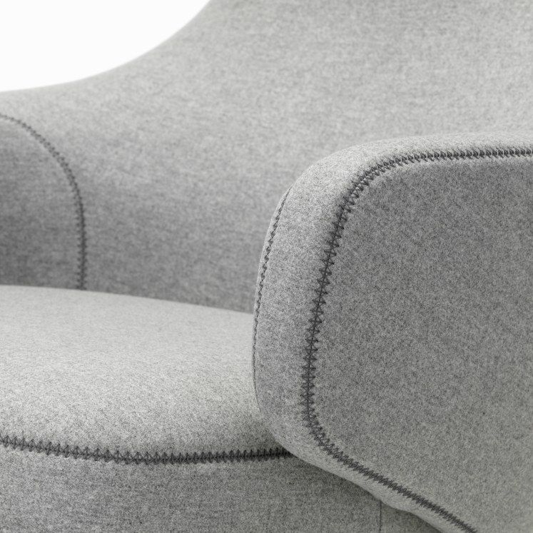 Detailaufnahme vom Grand Repos Sessel in Kieselstein Cosy, ein grauer Design-Sessel von Vitra.