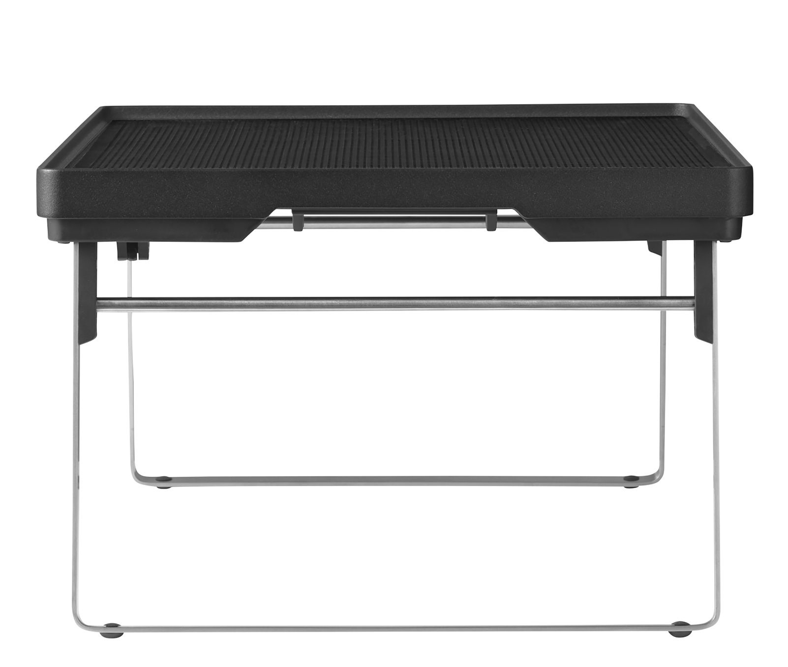 Indoor Open-Air Tray Mini Tisch von Vipp, schwarze Tischplatte mit filigranem, silberfarbenem Metallgestell.