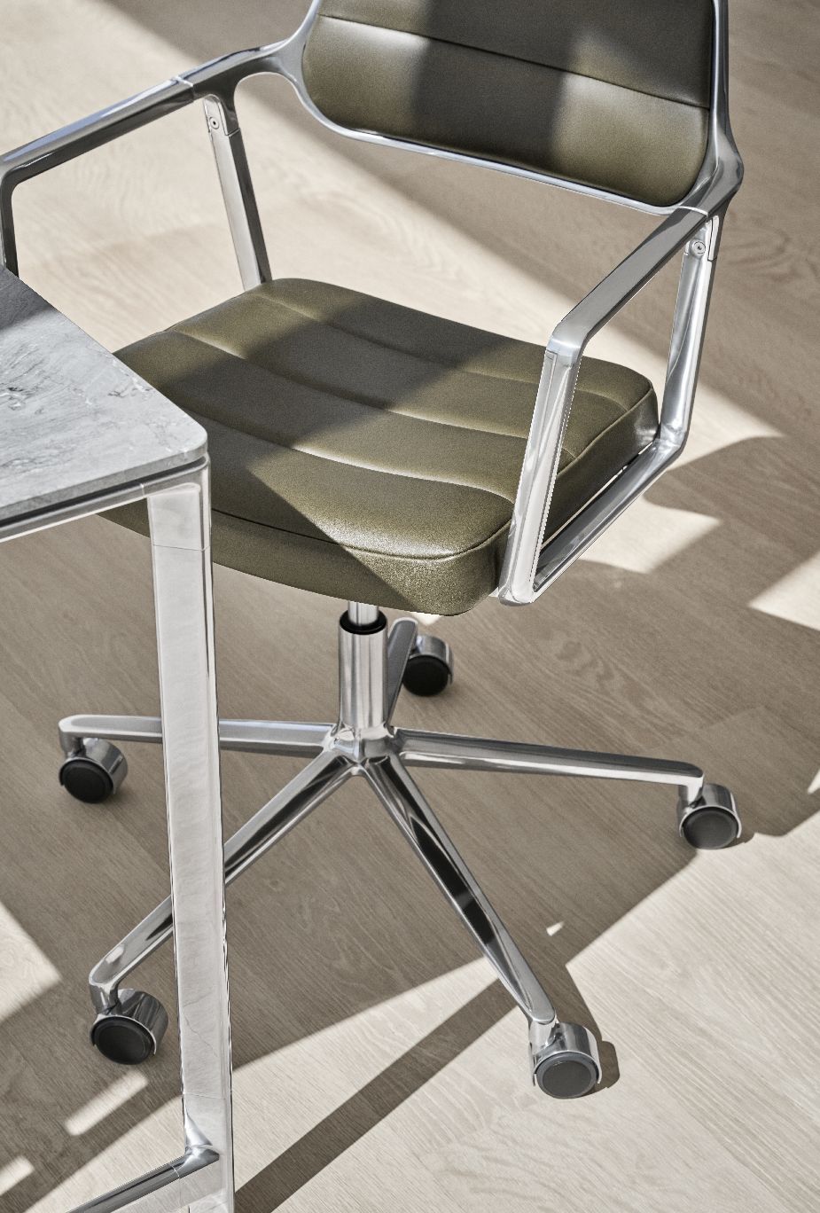 Vipp 453+ / Vipp453+ Swivel Chair Draaistoel ZWART LEER / GEPOLIJST ALUMINIUM FRAME MET GLIJDERS Vipp UNIEKE EXEMPLAREN