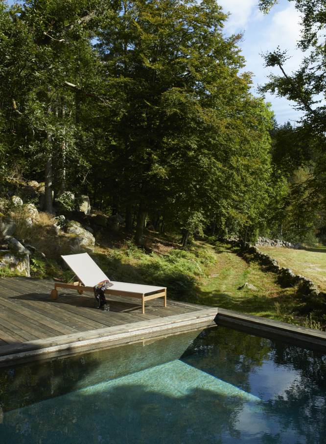 Pelagus Sonnenliege von Skagerak by Fritz Hansen am Pool im Grünen. Outdoor Liege.