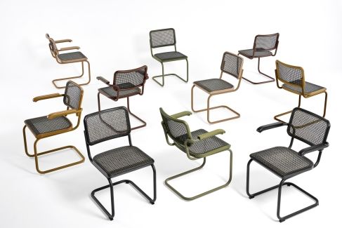 Produktbild von mehreren S 64 V Thonet Freischwinger Stühlen in verschiedenen Farben und Ausführungen auf weißem Hintergrund.