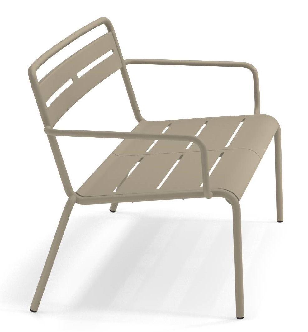 Star Sofa Outdoor Emu: Beiges Gartensofa mit Armlehnen und schlichtem, modernem Design für den Außenbereich.
