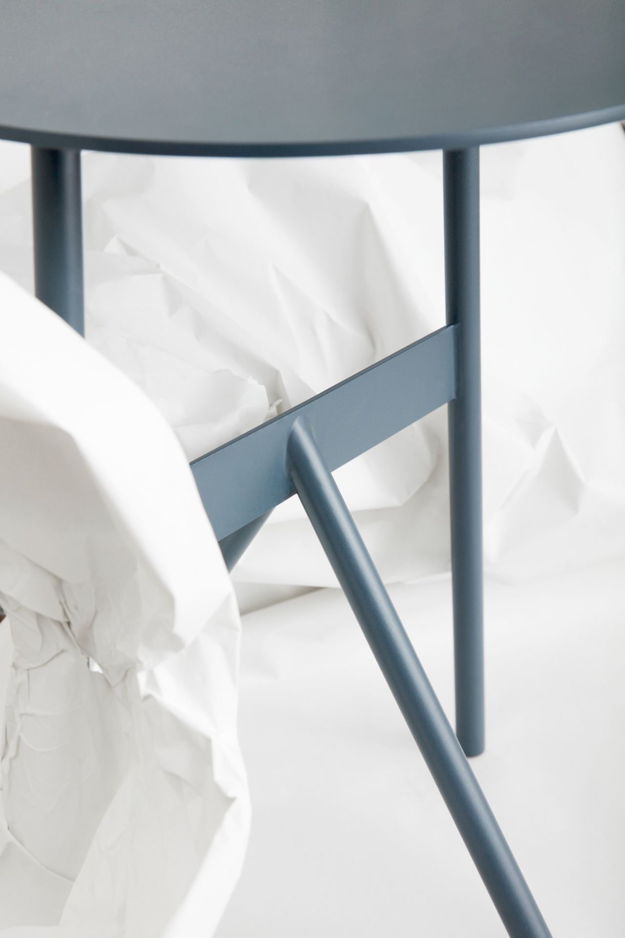 Nahaufnahme des blauen Stock Table Beistelltisches von Normann Copenhagen, minimalistisches Design mit runder Tischplatte und filigranem Gestell.