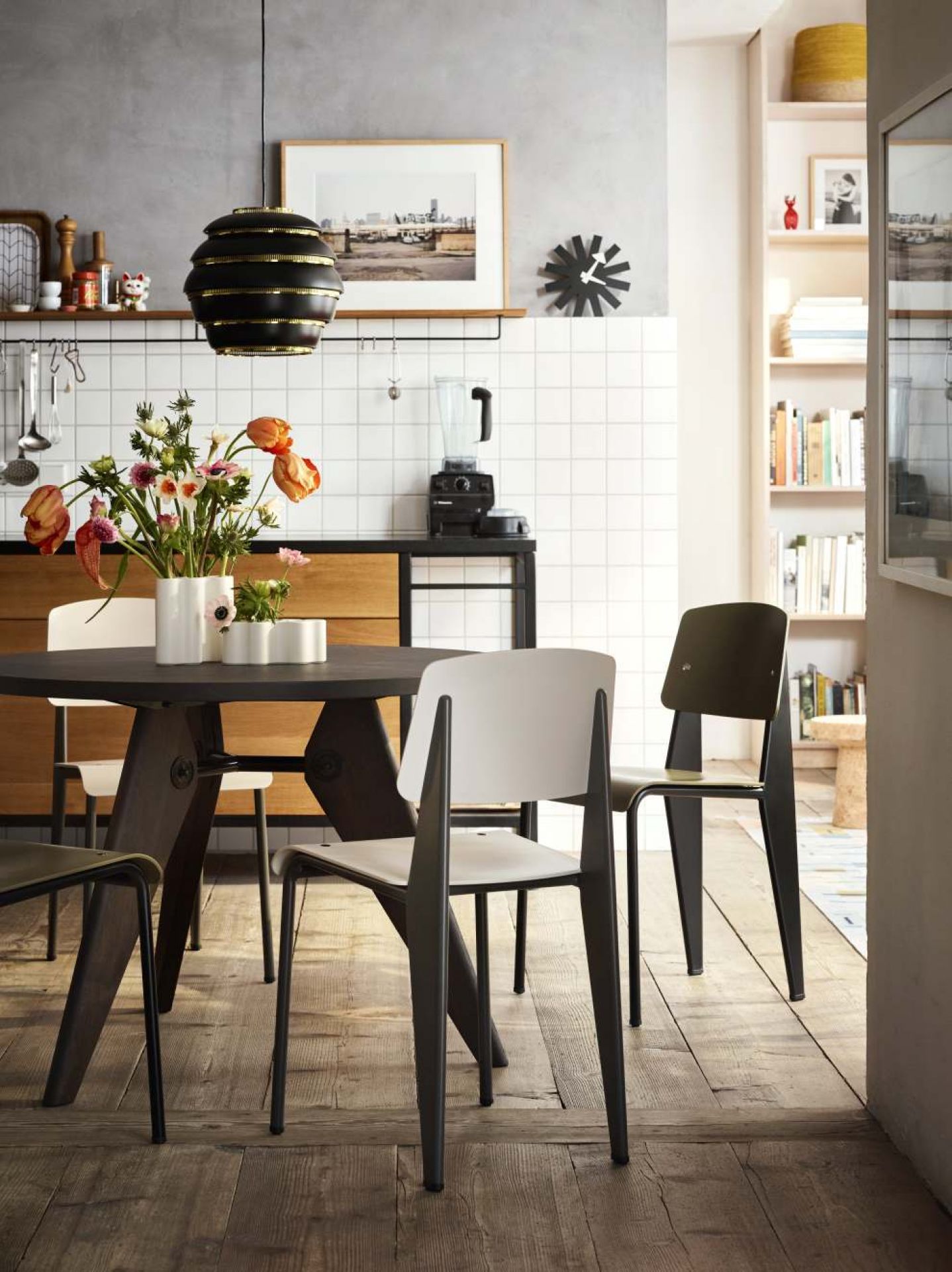 Runder Gueridon Tisch von Vitra, Durchmesser 105 cm, in einer modernen Küche mit Stühlen.