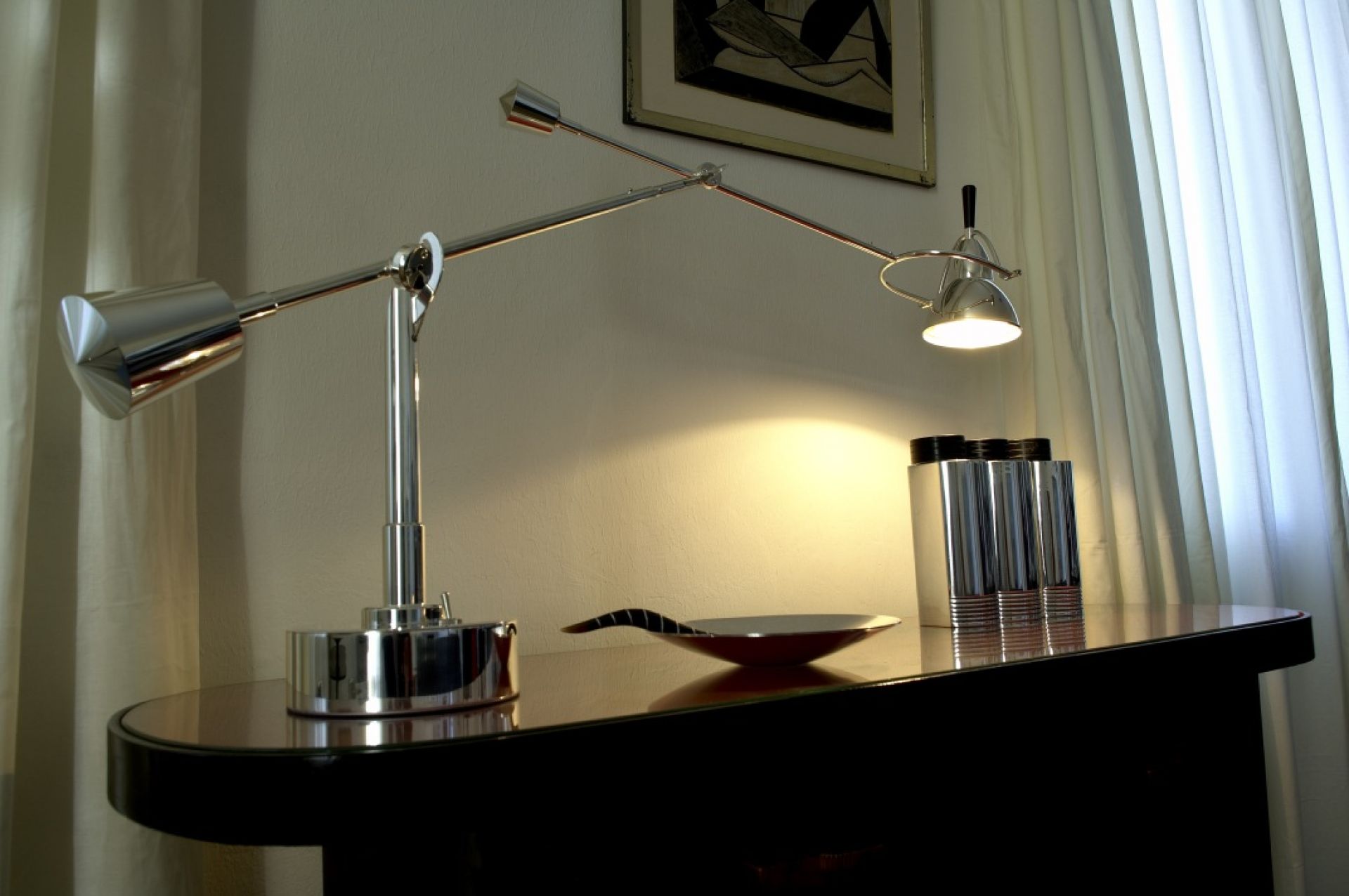 Moderne Schreibtischlampe aus Chrom mit verstellbarem Arm und Kegel-Lampenschirm, stilvolle Beleuchtung für Büro und Zuhause.