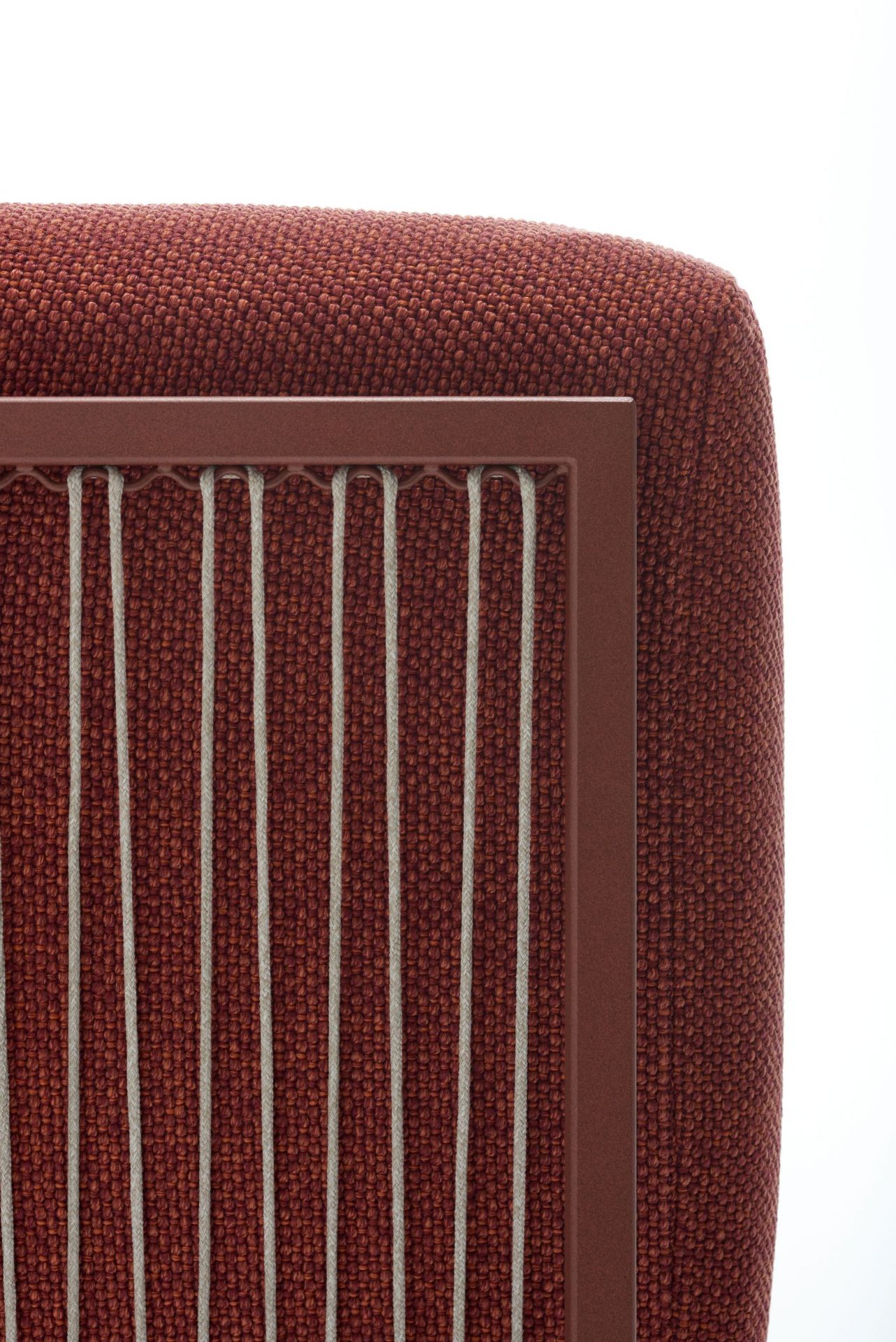 Detailaufnahme des Arpa Outdoor Sofas von MDF Italia mit braunem Stoffbezug und vertikalen Seilen.