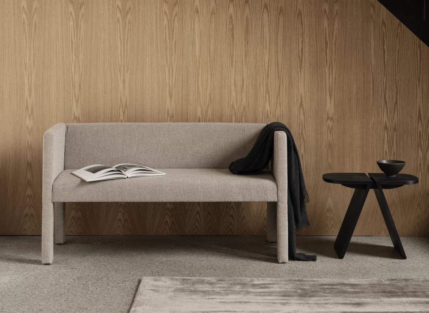 Avio Beistelltisch von Blomus aus Eiche in Schwarz, modernes Design für Wohnzimmer und Schlafzimmer.