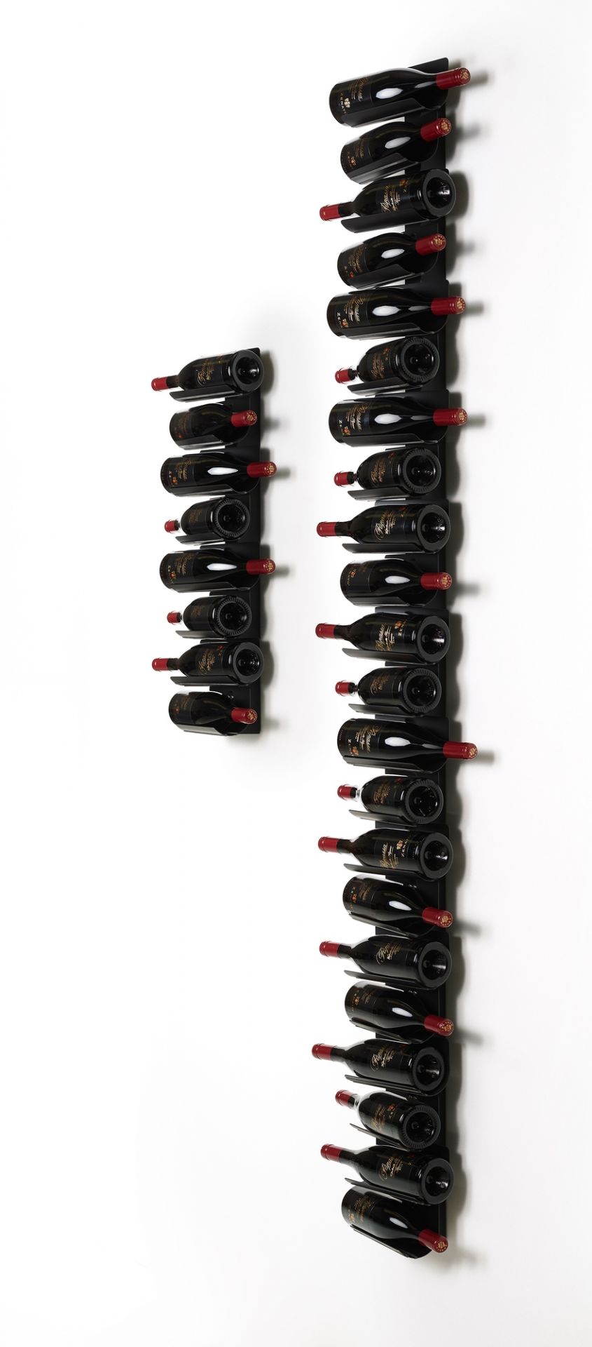 Ptolomeo Vino Wall Weinregal: Schwarzes, minimalistisches Wandregal mit Weinflaschen auf weißem Hintergrund.