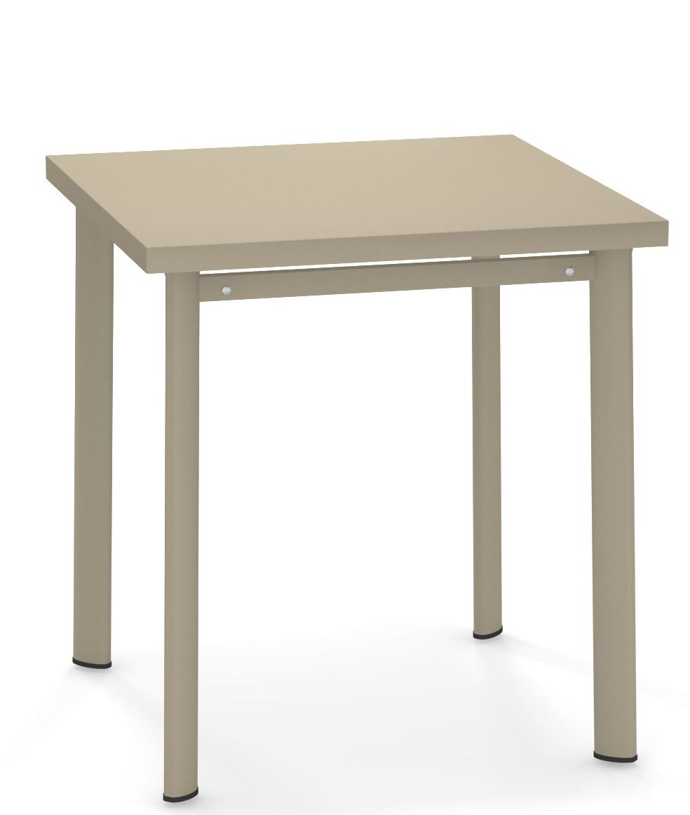Quadratischer Star Tisch von Emu für den Außenbereich, beige, mit vier Beinen und minimalistischem Design.