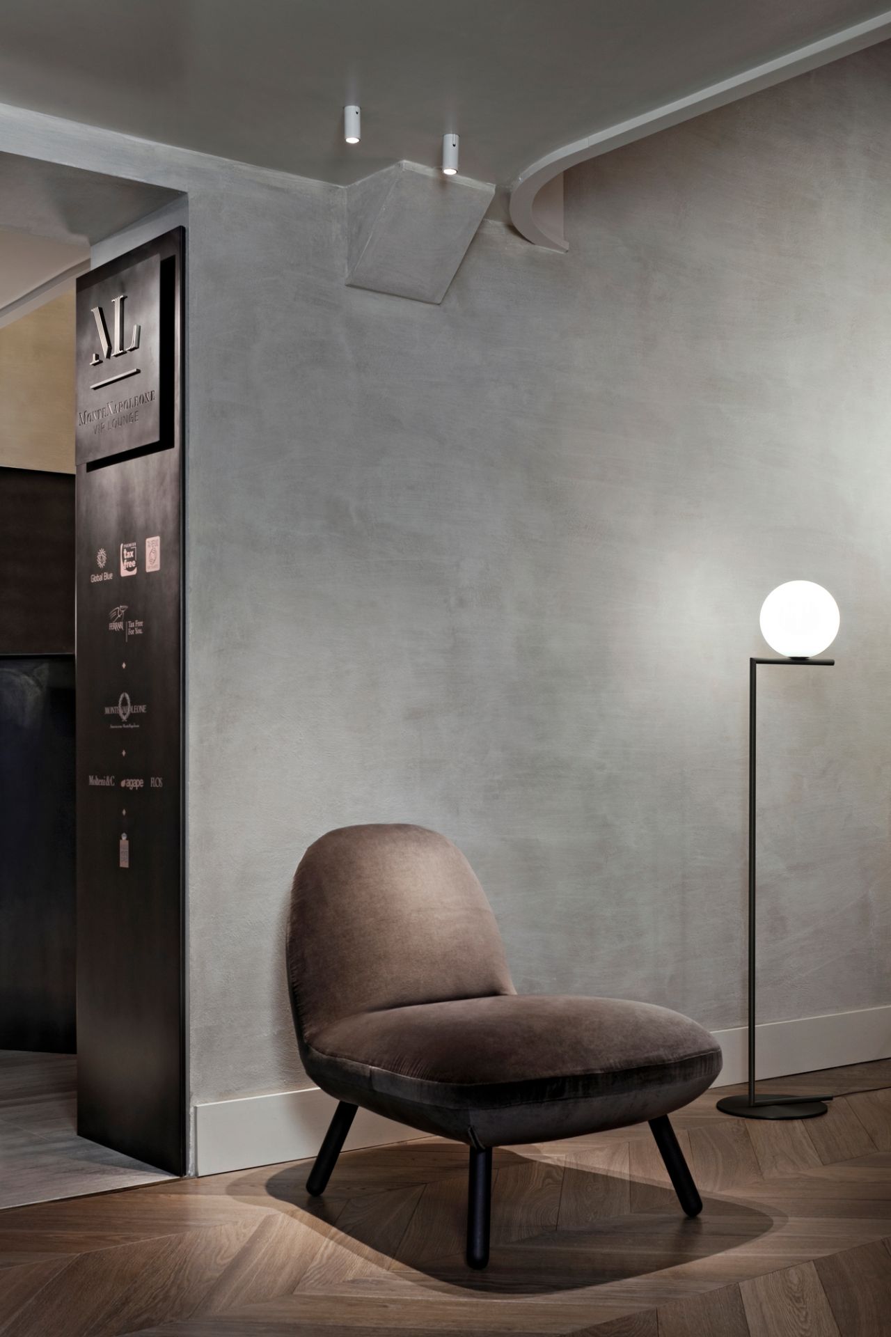 IC Lights Stehleuchte von Flos: Moderne Stehlampe mit runder, leuchtender Kugel und minimalistischem Design.