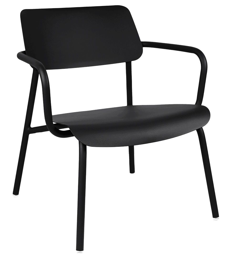 Schwarzer Studie Lounge Sessel von Fermob für den Außenbereich, moderner Gartenstuhl mit Armlehnen und Stahlgestell.