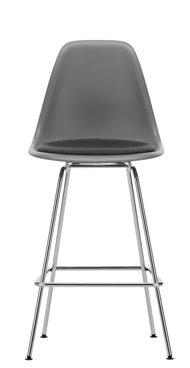 Grauer Eames Plastic Bar Stool von Vitra mit Sitzpolster und verchromtem Gestell, Frontansicht.