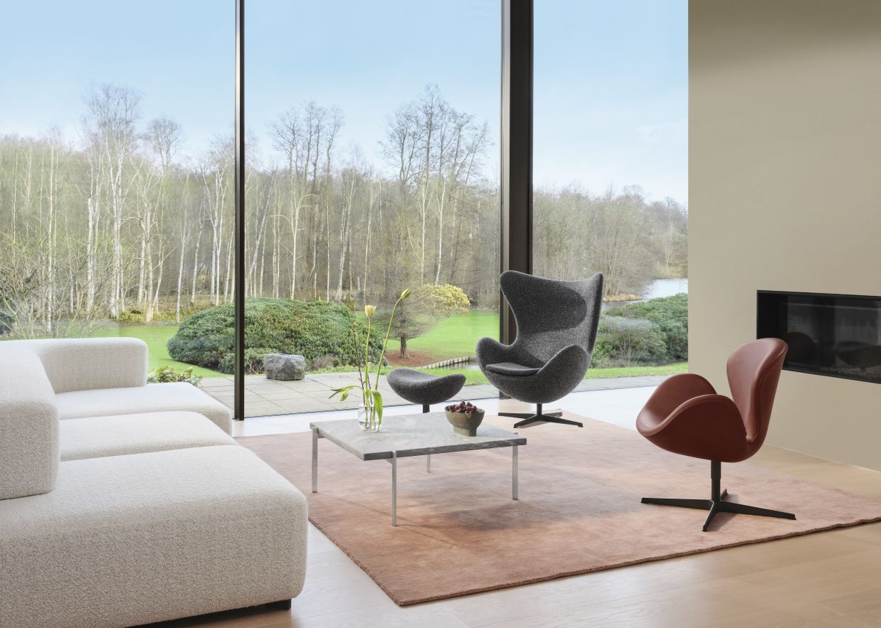 PK 61 Couchtisch von Fritz Hansen mit grau-weißer Marmorplatte in modernem Wohnzimmer.