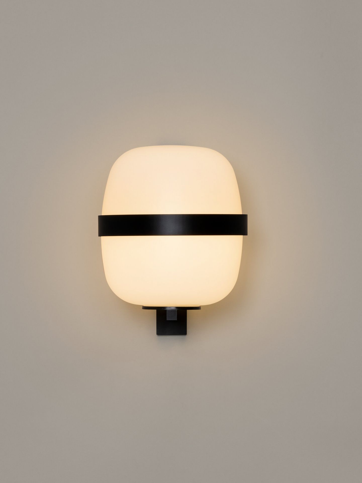Wally Cesta Wandleuchte von Santa & Cole in Schwarz, modernes Design mit warmem Licht.