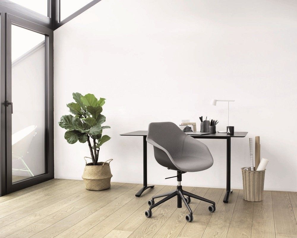 Grauer Yonda Drehstuhl von Wilkhahn am Schreibtisch in einem hellen, modernen Büro mit Holzboden.