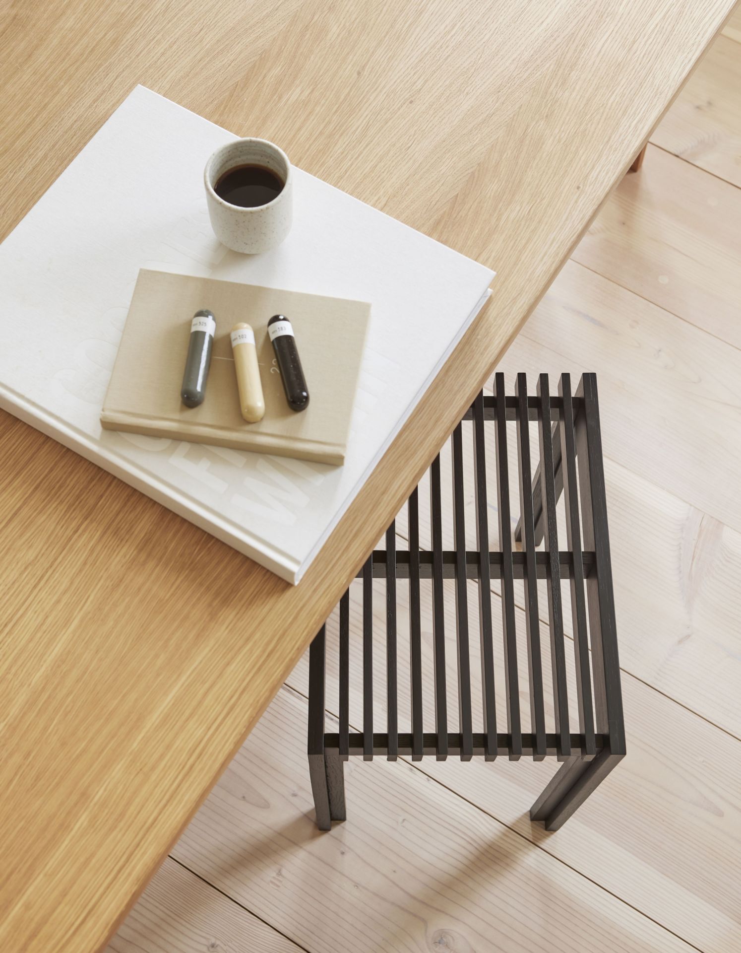Lightweight Hocker Eiche von Form & Refine, minimalistisches Design, schwarzes Holz, skandinavischer Stil, für moderne Wohnräume.
