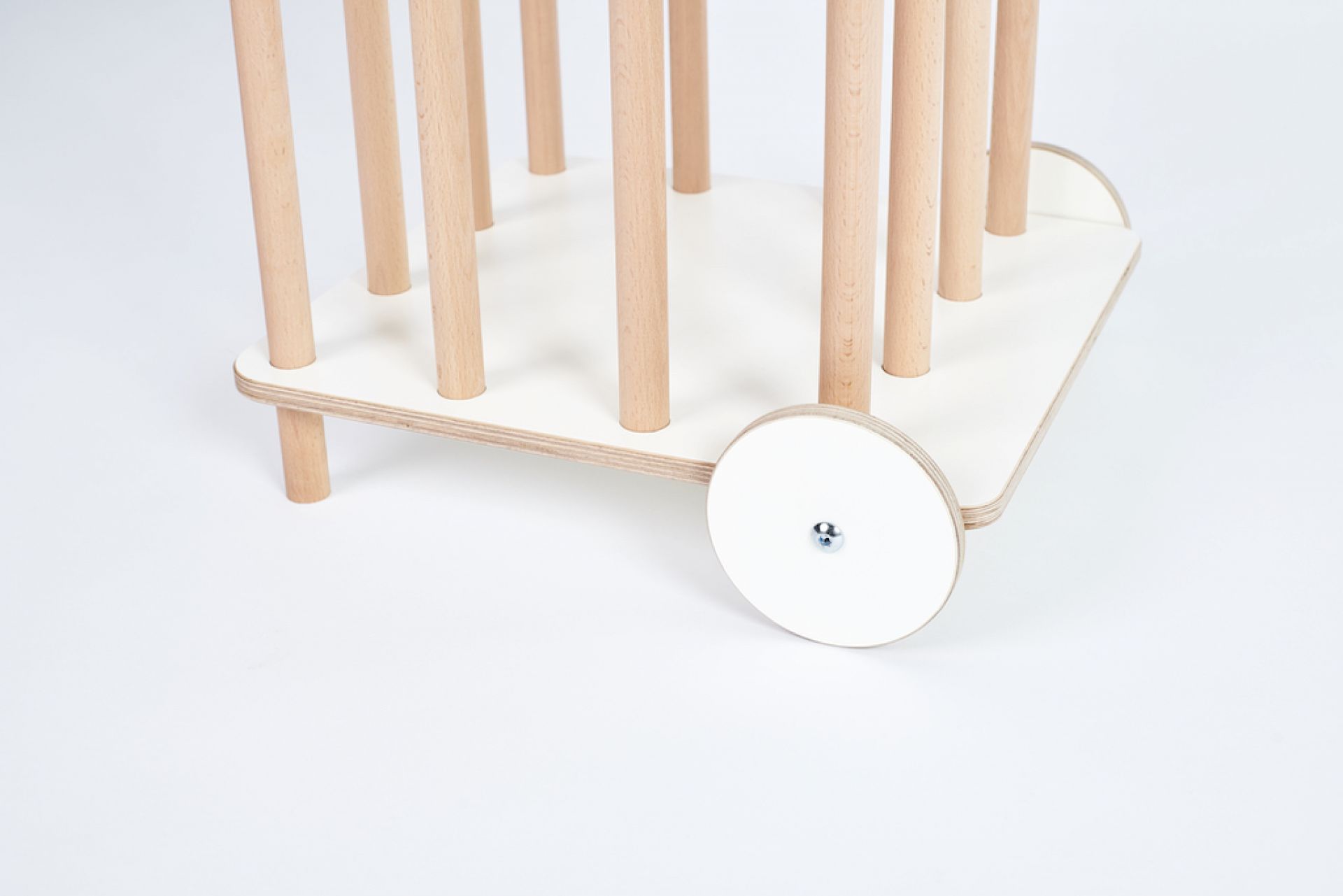 Detailaufnahme vom Tojo Kids Zoo Plüschtierkarren: Holzkarren mit Rädern und Stäben für Kinderzimmer.